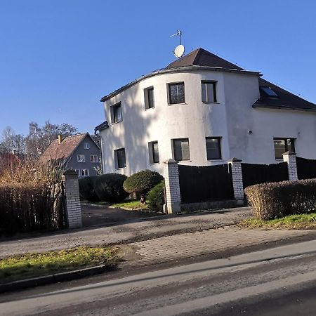 Penzion Ubytovani U Parku S Parkovistem Česká Lípa エクステリア 写真