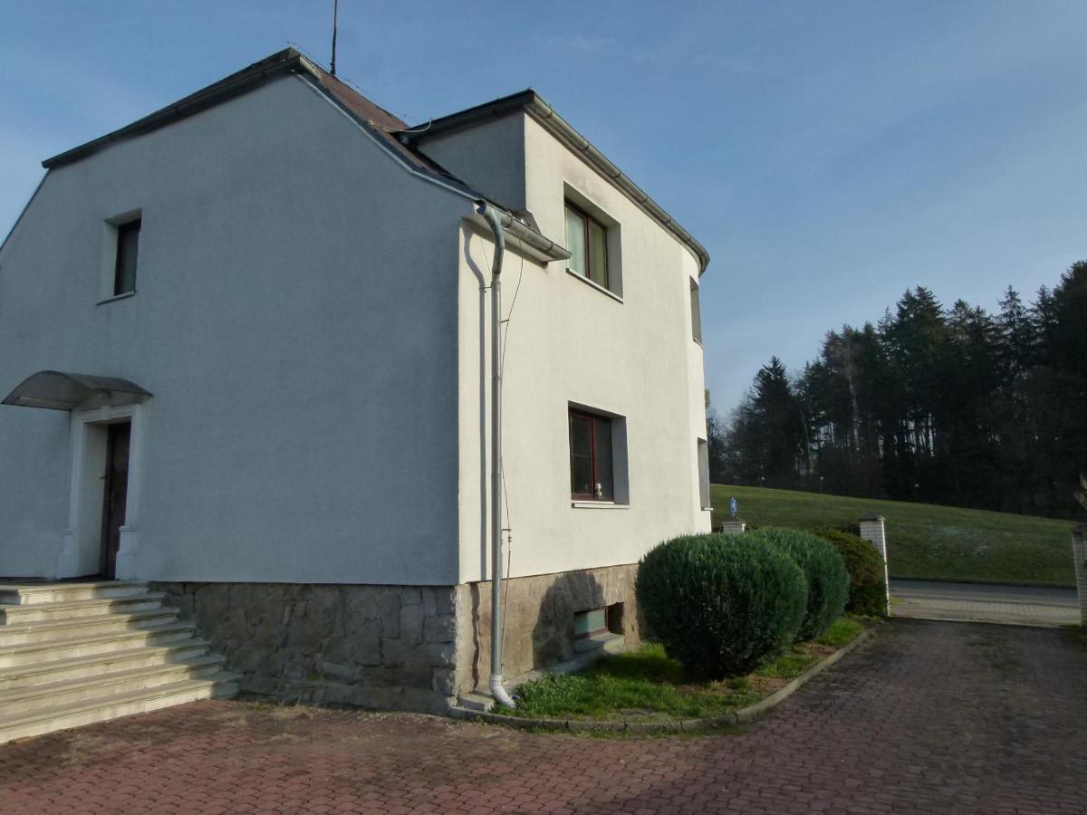 Penzion Ubytovani U Parku S Parkovistem Česká Lípa エクステリア 写真
